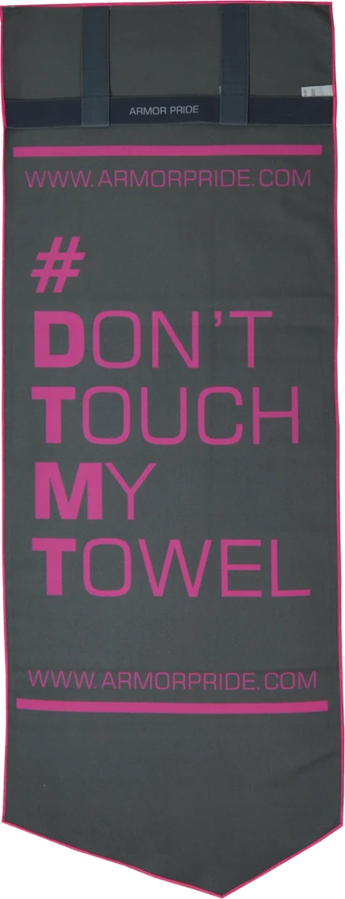 Reverso de la toalla gris oscuro con el mensaje DON'T TOUCH MY TOWEL