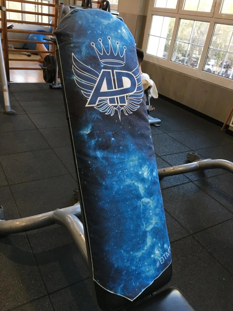Toalla Universo cubriendo el respaldo de una máquina en el gimnasio